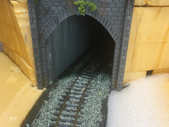 Tunnelportal am Platz